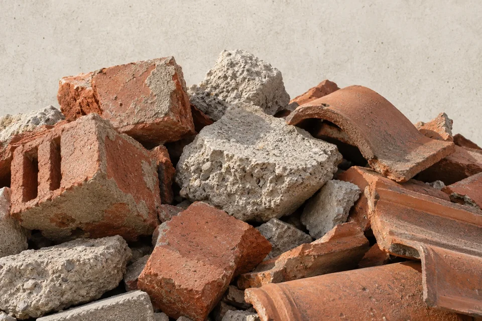 Beispielbild: Ziegel, Dachziegel und Betonstücke als Bauschutt